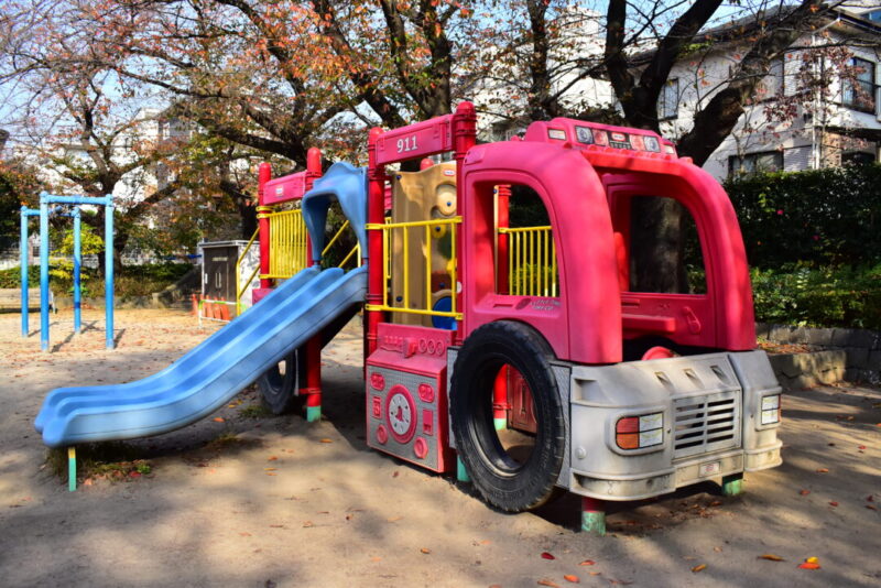 葉根木公園　消防車型遊具