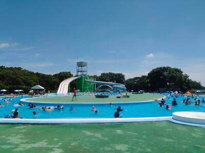 大和田公園プールのスライダーと流れるプール