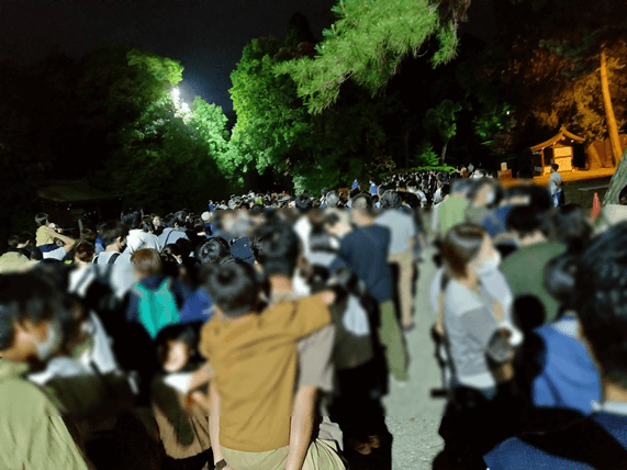 大宮・武蔵一宮氷川神社での神ほたる鑑賞会の行列の様子