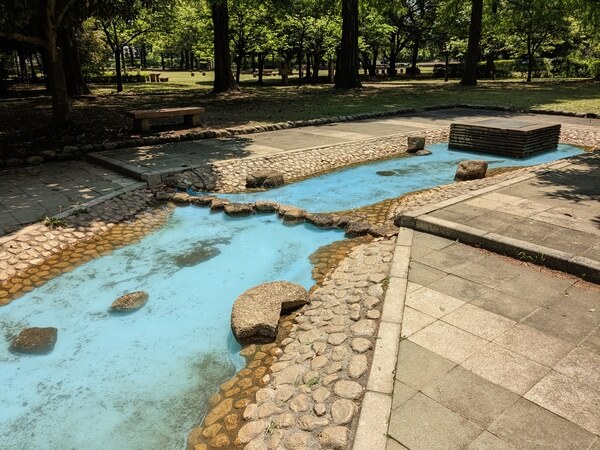 伊奈町制施行記念公園の水辺の広場（水遊び可能）