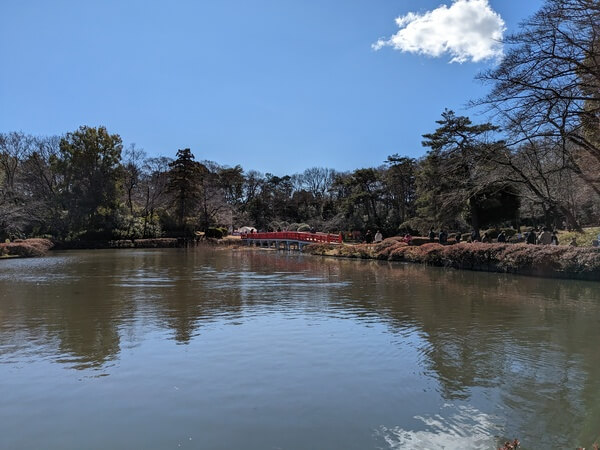 岩槻城址公園の池と朱塗りの八ツ橋