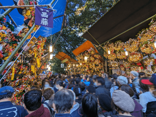 大宮氷川神社の十日市時の境内熊手市の混雑状況
